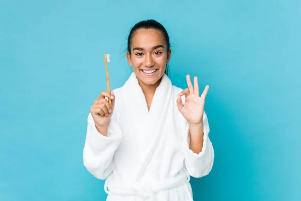 Junge Mischlingshündin Hält Eine Zahnbürste Fröhlich Und Selbstbewusst Der Hand — Stockfoto