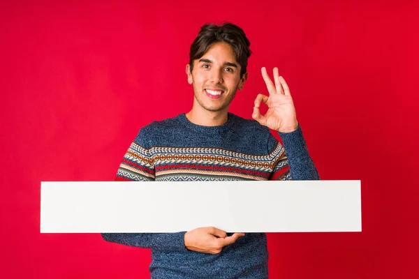 Junger Mann Mit Einem Plakat Fröhlich Und Selbstbewusst Zeigt Geste — Stockfoto