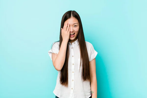 Joven Bonita Mujer China Que Divierte Cubriendo Mitad Cara Con —  Fotos de Stock