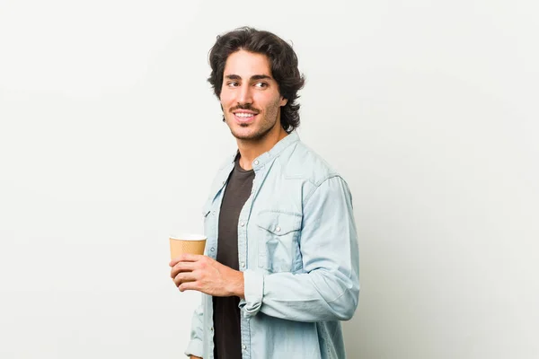 Νέοι Δροσερό Άνθρωπος Πίνοντας Έναν Καφέ Κοιτάζει Πέρα Χαμογελαστά Χαρούμενα — Φωτογραφία Αρχείου