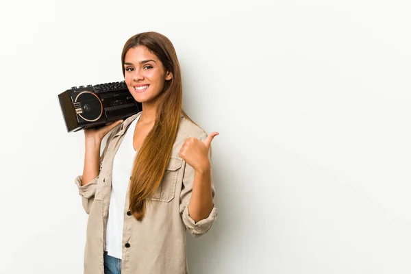 Kafkasyalı Genç Bir Kadın Elinde Bir Guetto Silahı Gülümsüyor Başparmağını — Stok fotoğraf