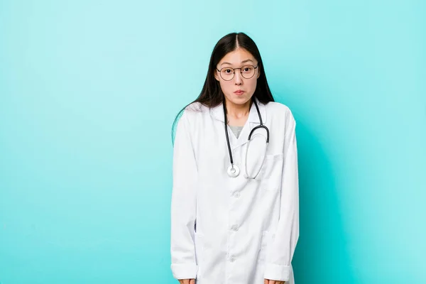 Joven Médico Chino Mujer Encoge Hombros Los Ojos Abiertos Confundido —  Fotos de Stock