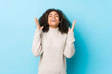 Genç Afro-Amerikan kıvırcık saçlı kadın gökyüzüne bağırıyor, yukarı bakıyor, hayal kırıklığına uğramış..