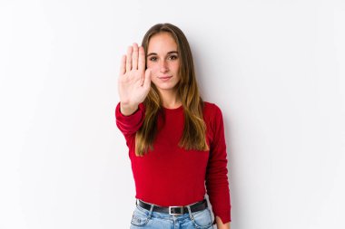 Kafkasyalı genç bir kadın, elini uzatmış yalnız poz veriyor. Dur işareti gösteriyor, bu da seni engelliyor..