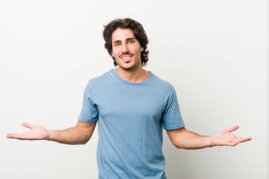 Beyaz bir geçmişi olan yakışıklı genç bir adam hoş bir yüz ifadesi sergiliyor..