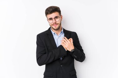 Beyaz arka planda poz veren beyaz tenli genç beyaz iş adamı, avuçlarını göğsüne bastıran, arkadaş canlısı bir ifadeye sahiptir. Aşk konsepti.