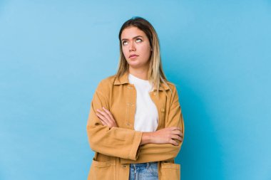 Kafkasyalı genç kadın tekrarlanan bir görevden bıktı..