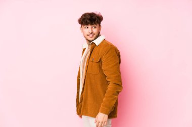 Yalnız poz veren genç bir Arap. 