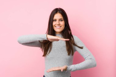 İki eliyle bir şey tutan genç, tatlı bir kadın, ürün sunumu..