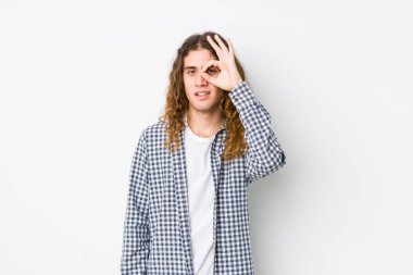 Genç, uzun saçlı adam yalnız poz veriyor. Heyecanlı..