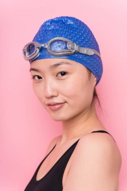 Genç Japon yüzücü kadın yalnız başına yakından çekilmiş.