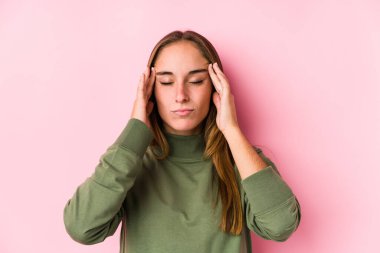 Kafkasyalı genç bir kadın münzevi poz veriyor tapınaklara dokunuyor ve baş ağrısı çekiyor..