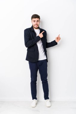 Tüm vücudu izole edilmiş beyaz bir adam işaret parmağıyla fotokopi alanını işaret ederek şok oldu..