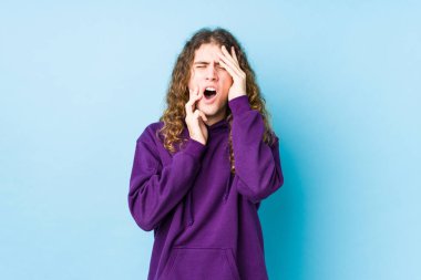 Uzun saçlı adam yalnız mızmızlanıyor ve ağlıyordu..