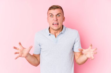 Kafkasyalı genç adam öfkeyle bağırıyor..