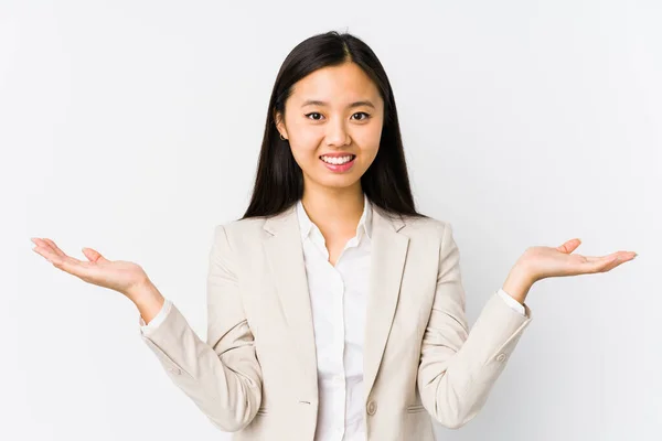 Jovem Chinesa Empresária Isolada Faz Escala Com Braços Sente Feliz — Fotografia de Stock