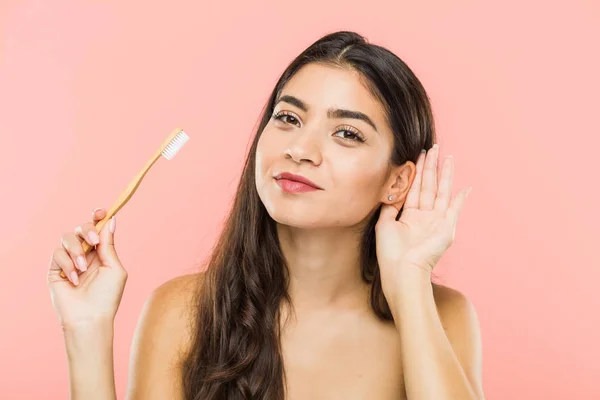 Young Indian Woman Holding Toothbrush Trying Listening Gossip — 스톡 사진