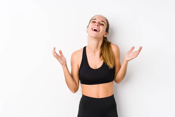Junge Kaukasische Fitness Frau Posiert Vor Weißem Hintergrund Und Lacht — Stockfoto