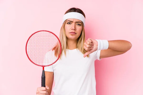 Jovem Jogar Badminton Isolado Mostrando Gesto Antipatia Polegares Para Baixo — Fotografia de Stock