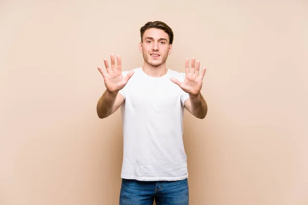Νεαρός Καυκάσιος Που Παριστάνει Τον Απομονωμένο Δείχνοντας Νούμερο Δέκα Χέρια — Φωτογραφία Αρχείου