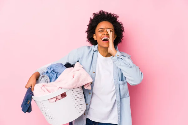 Middle Age African American Woman Doing Laundry Isolated Shouting Excited — 스톡 사진