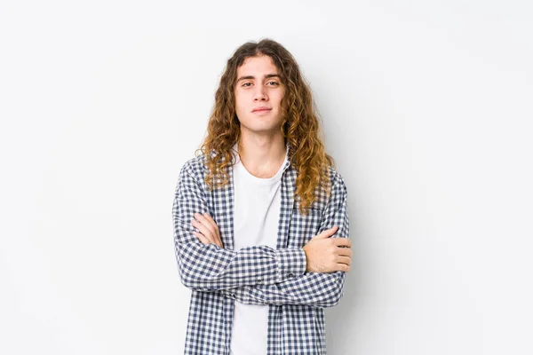 Young Long Hair Man Posing Isolated Who Feels Confident Crossing — ストック写真