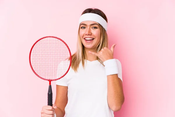 Ung Kvinna Spelar Badminton Isolerad Visar Mobiltelefon Samtal Gest Med — Stockfoto
