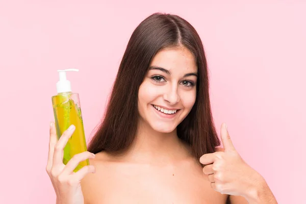 Giovane Donna Caucasica Che Tiene Una Crema Idratante Con Aloe — Foto Stock