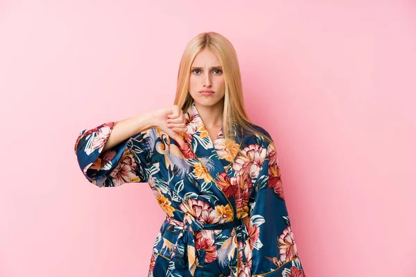 Jonge Blonde Vrouw Draagt Een Kimono Pyjama Met Een Afkeer — Stockfoto
