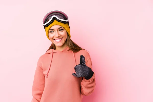 Mulher Branca Jovem Vestindo Uma Roupa Esqui Isolado Sorrindo Levantando — Fotografia de Stock