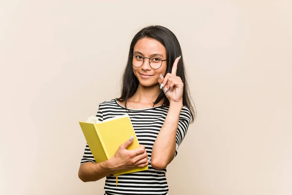 Junge Asiatische Studentin Hält Ein Buch Mit Einer Tollen Idee — Stockfoto