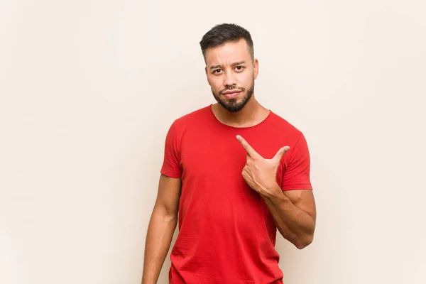 Joven Hombre Sudasiático Señalándote Con Dedo Como Invitara Acercarte —  Fotos de Stock