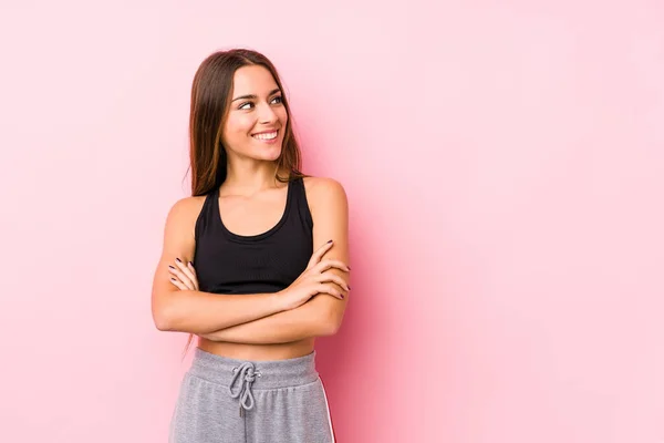 Jonge Kaukasische Fitness Vrouw Poseren Een Roze Achtergrond Glimlachen Zelfverzekerd — Stockfoto