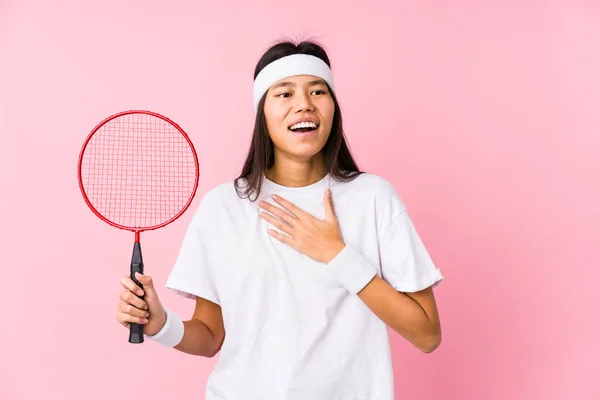 Ung Kinesisk Kvinna Spelar Badminton Rosa Bakgrund Skrattar Högt Hålla — Stockfoto