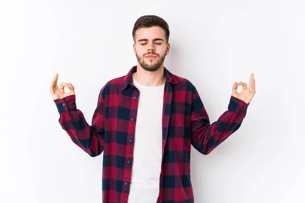 Jovem Caucasiano Homem Posando Fundo Branco Isolado Relaxa Após Dia — Fotografia de Stock