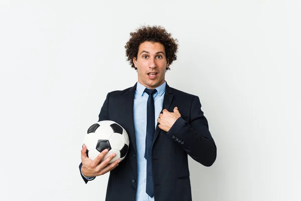 Treinador Futebol Segurando Uma Bola Surpresa Apontando Para Mesmo Sorrindo — Fotografia de Stock