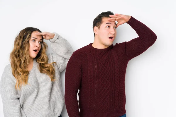 Jovem Casal Posando Fundo Branco Olhando Para Longe Mantendo Mão — Fotografia de Stock