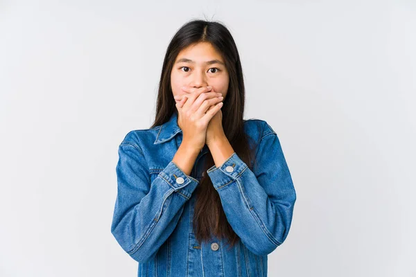 Jovem Mulher Asiática Chocado Cobrindo Boca Com Mãos — Fotografia de Stock