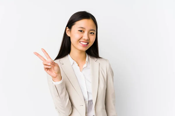 Jovem Chinesa Empresária Isolada Alegre Despreocupada Mostrando Símbolo Paz Com — Fotografia de Stock