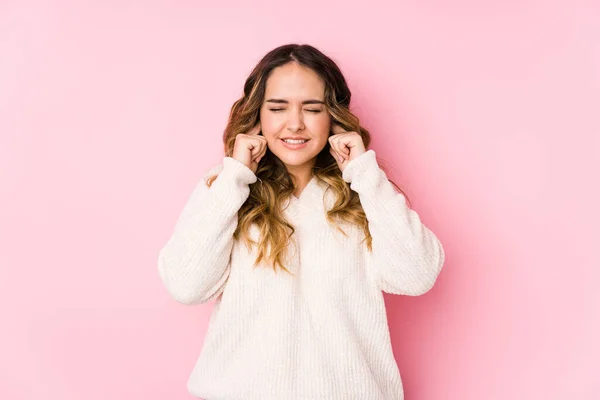 Mujer Joven Con Curvas Posando Fondo Rosa Aislado Cubriendo Las —  Fotos de Stock