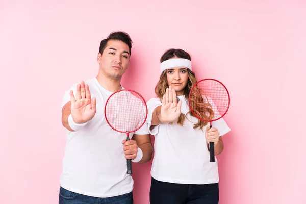 Casal Jovem Jogando Badminton Isolado Com Mão Estendida Mostrando Sinal — Fotografia de Stock