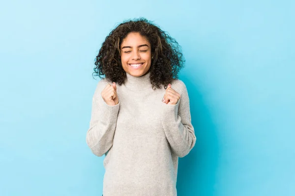 Jovem Afro Americana Cabelo Encaracolado Mulher Levantando Punho Sentindo Feliz — Fotografia de Stock