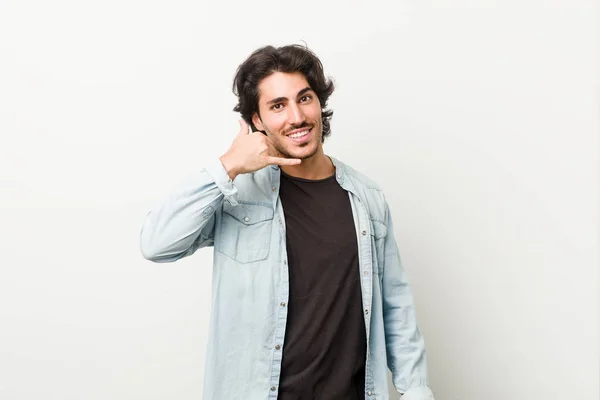 Joven Hombre Guapo Sobre Fondo Blanco Que Muestra Gesto Llamada — Foto de Stock