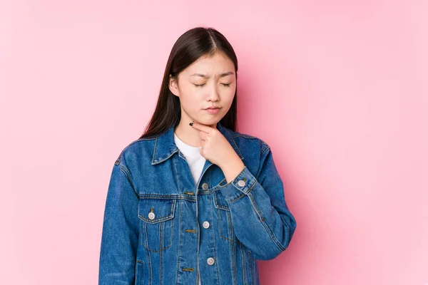 Junge Chinesin Posiert Einem Rosa Hintergrund Isoliert Erleidet Schmerzen Hals — Stockfoto