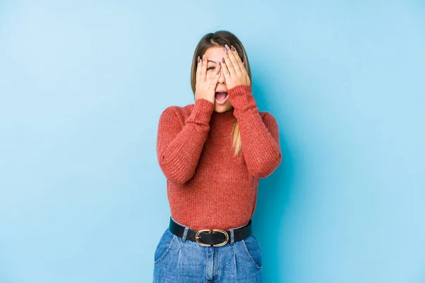 Junge Kaukasische Frau Posiert Isoliert Blinzeln Durch Die Finger Verängstigt — Stockfoto