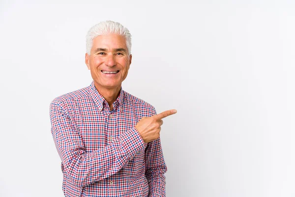 Uomo Anziano Caucasico Isolato Sorridendo Indicando Parte Mostrando Qualcosa Nello — Foto Stock