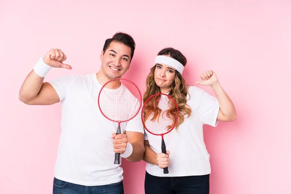 Casal Jovem Jogando Badminton Isolado Sente Orgulhoso Auto Confiante Exemplo — Fotografia de Stock