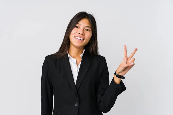 Jovem Asiático Mulher Negócios Alegre Despreocupado Mostrando Símbolo Paz Com — Fotografia de Stock