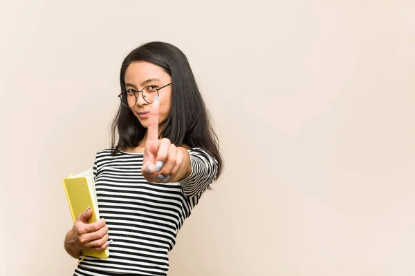 Junge Asiatische Studentin Hält Ein Buch Das Die Nummer Eins — Stockfoto