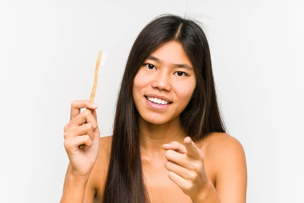 年轻的中国女人 手拿着牙刷 面带微笑 面带微笑 — 图库照片